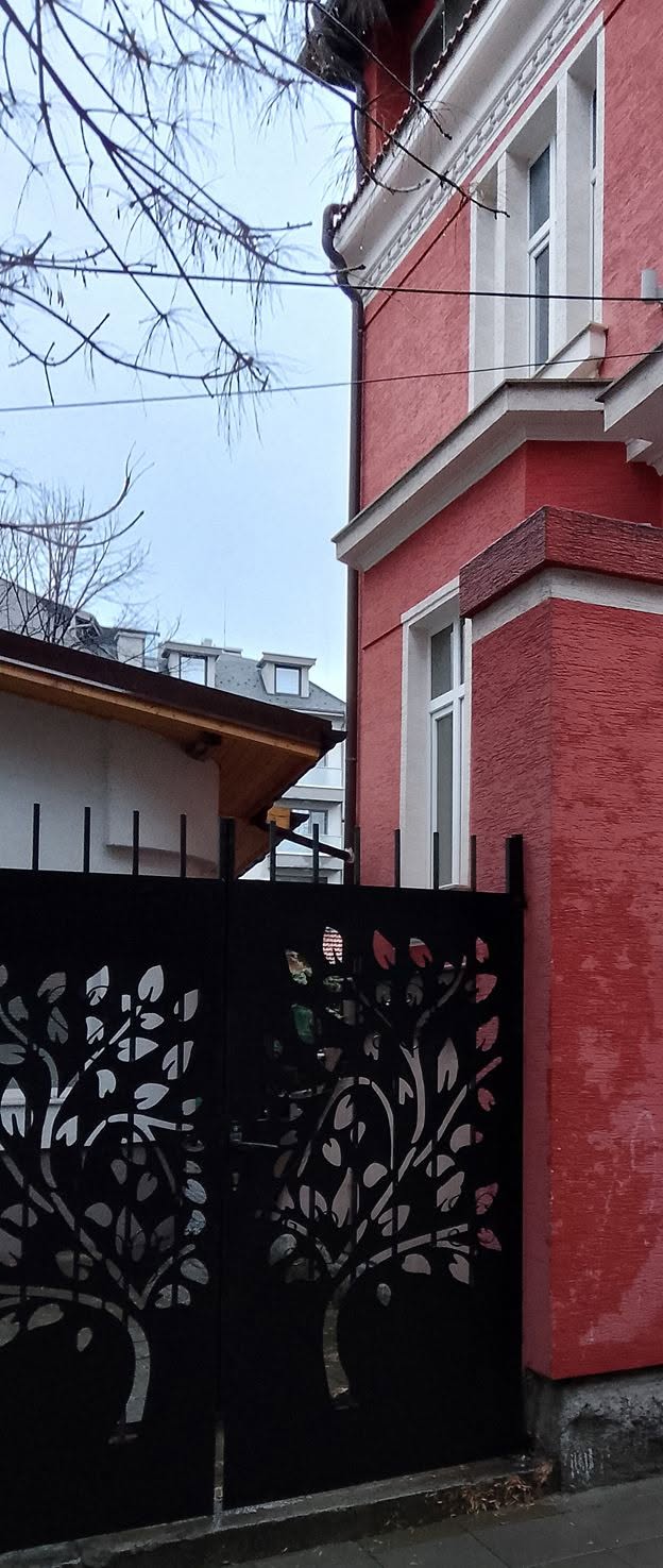 Ажурна врата монтирана
